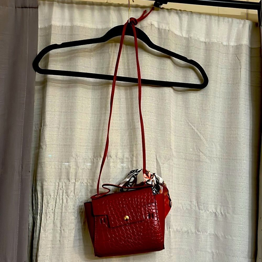 16. Dark red shoulder bag